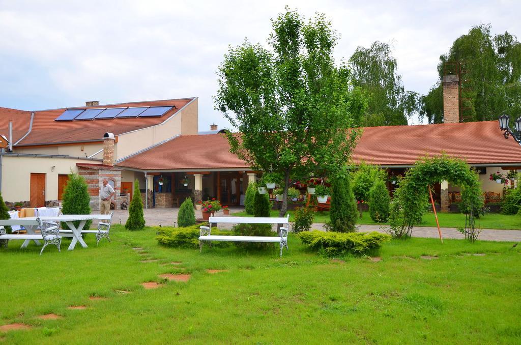 Bed and Breakfast Kakukk Panzio Nyírbátor Zewnętrze zdjęcie